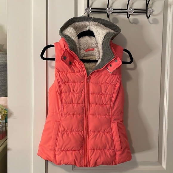 Hollister Coral Sherpa Puffer Vest - Picture 7 of 7